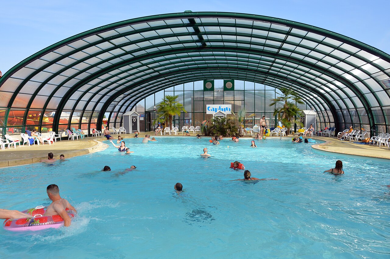 Piscina de camping bajo una gran cubierta retráctil